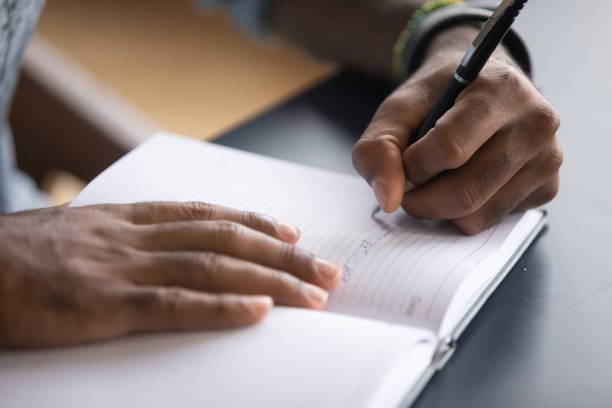 scholarships-for-left-handed-people